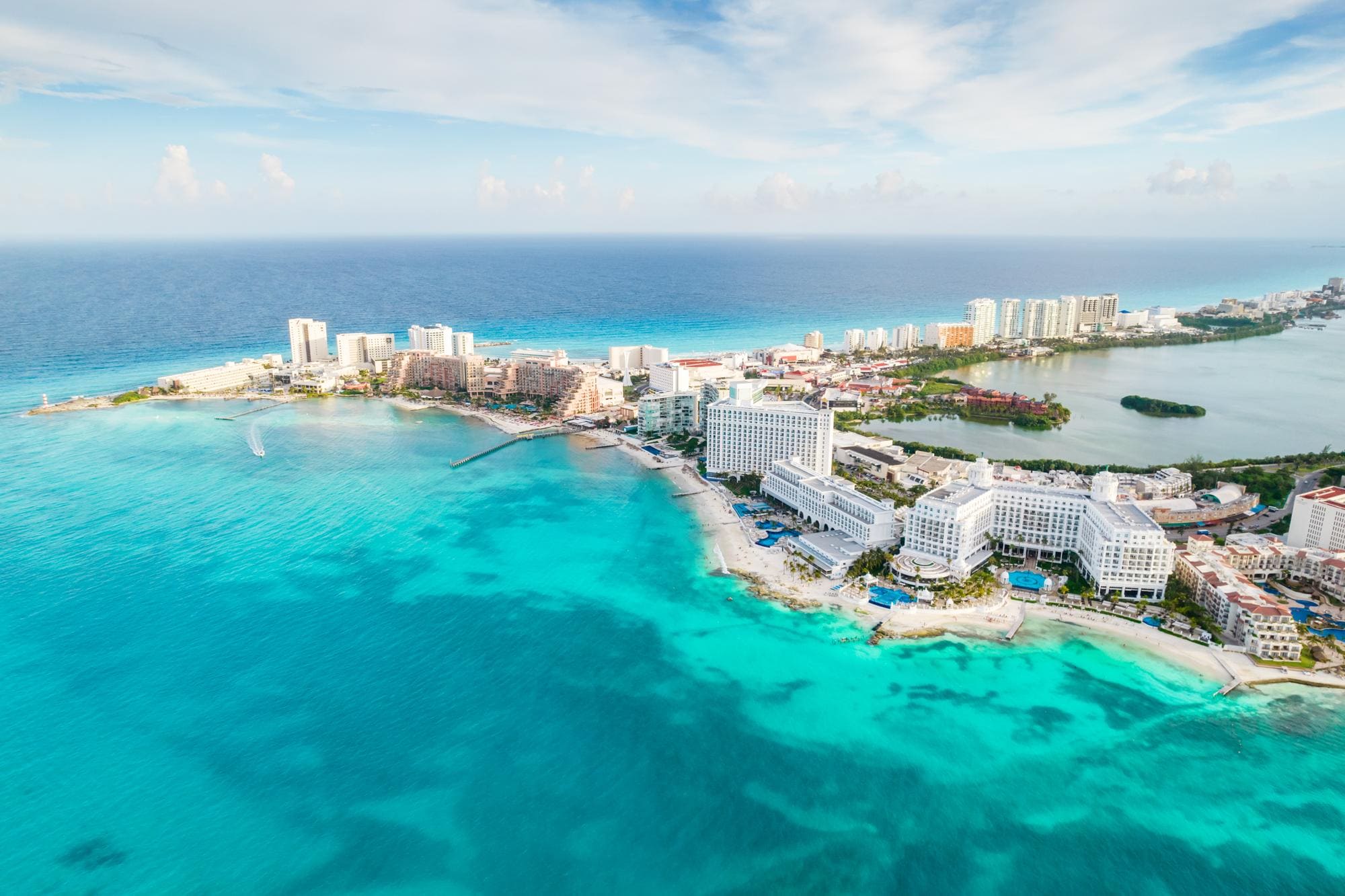 Paisaje de la península de Yucatán, México, con playas y ruinas mayas