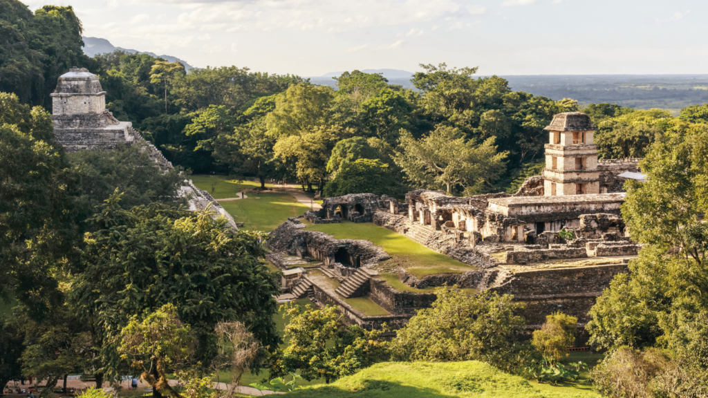 Ruinas arqueológicas de Palenque rodeadas por la exuberante selva de Chiapas, México.