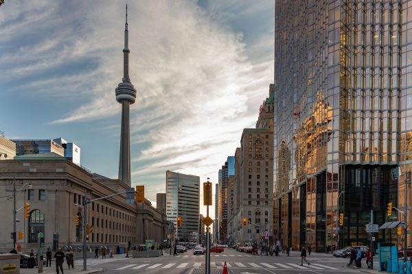 Foto de la Torre CN en Toronto, Canadá, iluminada al atardecer.