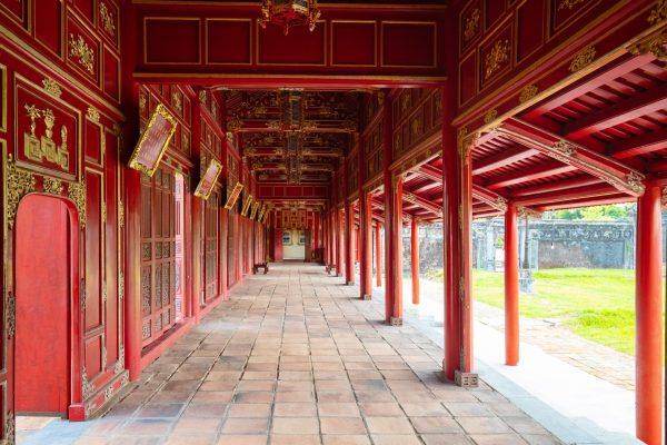 La galería y los pasillos del sitio declarado Patrimonio Mundial por la UNESCO del Palacio Imperial y la Ciudadela en Hue, Vietnam