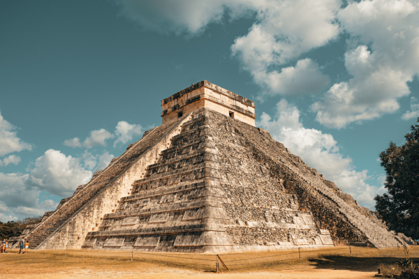 Vista de la pirámide de Kukulkán en Chichén Itzá, una de las siete maravillas del mundo moderno.