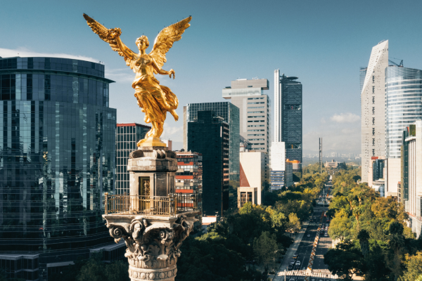 Panorámica de México con arquitectura colonial, colores vibrantes y paisajes culturales distintivos.