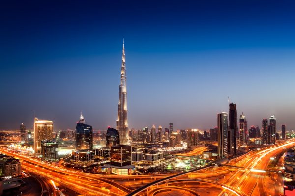 Increíble atardecer en el centro de Dubai con los rascacielos más altos y un hermoso cielo azul, Dubai, Emiratos Árabes Unidos